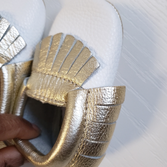 Bebila white baby moccasins with gold bow tassel - Picture 8 of 13